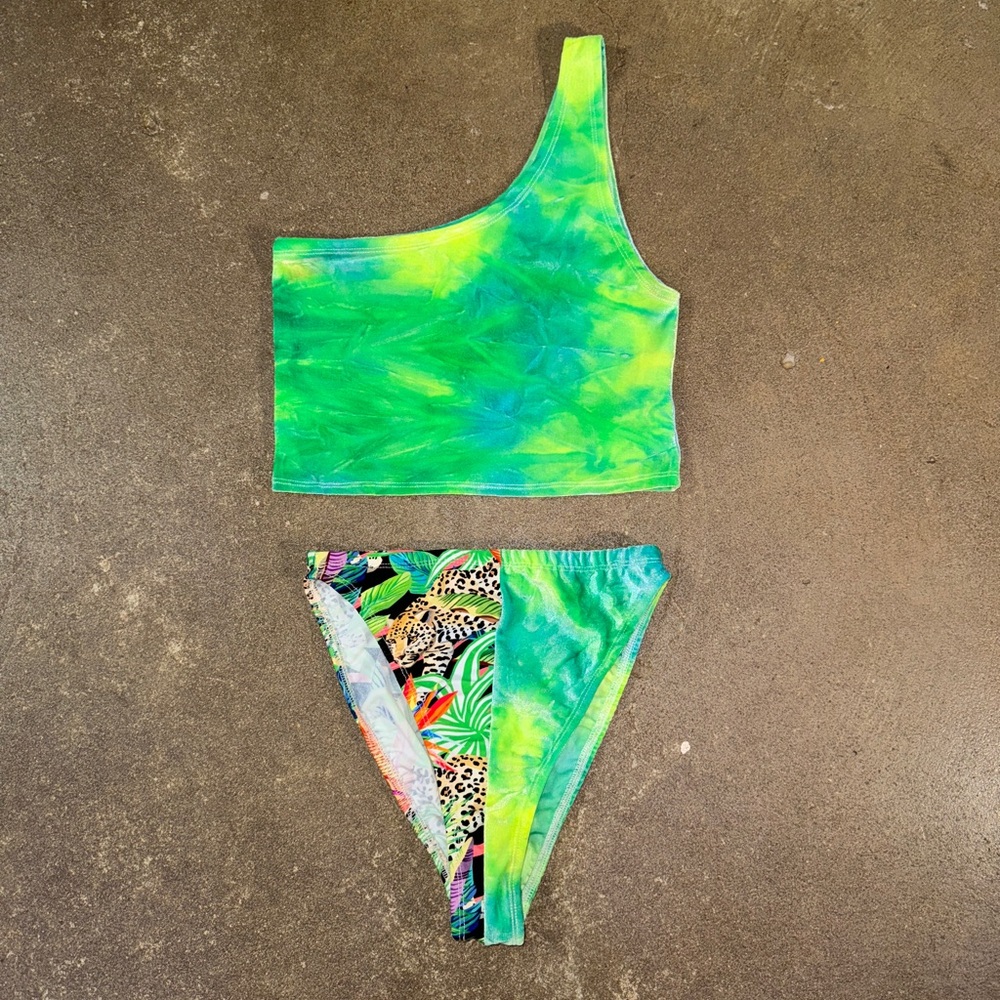 1:11 The Label Green Tie Dye Set Size Small 🌴🐆